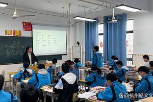 主动小跑上前？！詹姆斯赛前与波波维奇拥抱致意